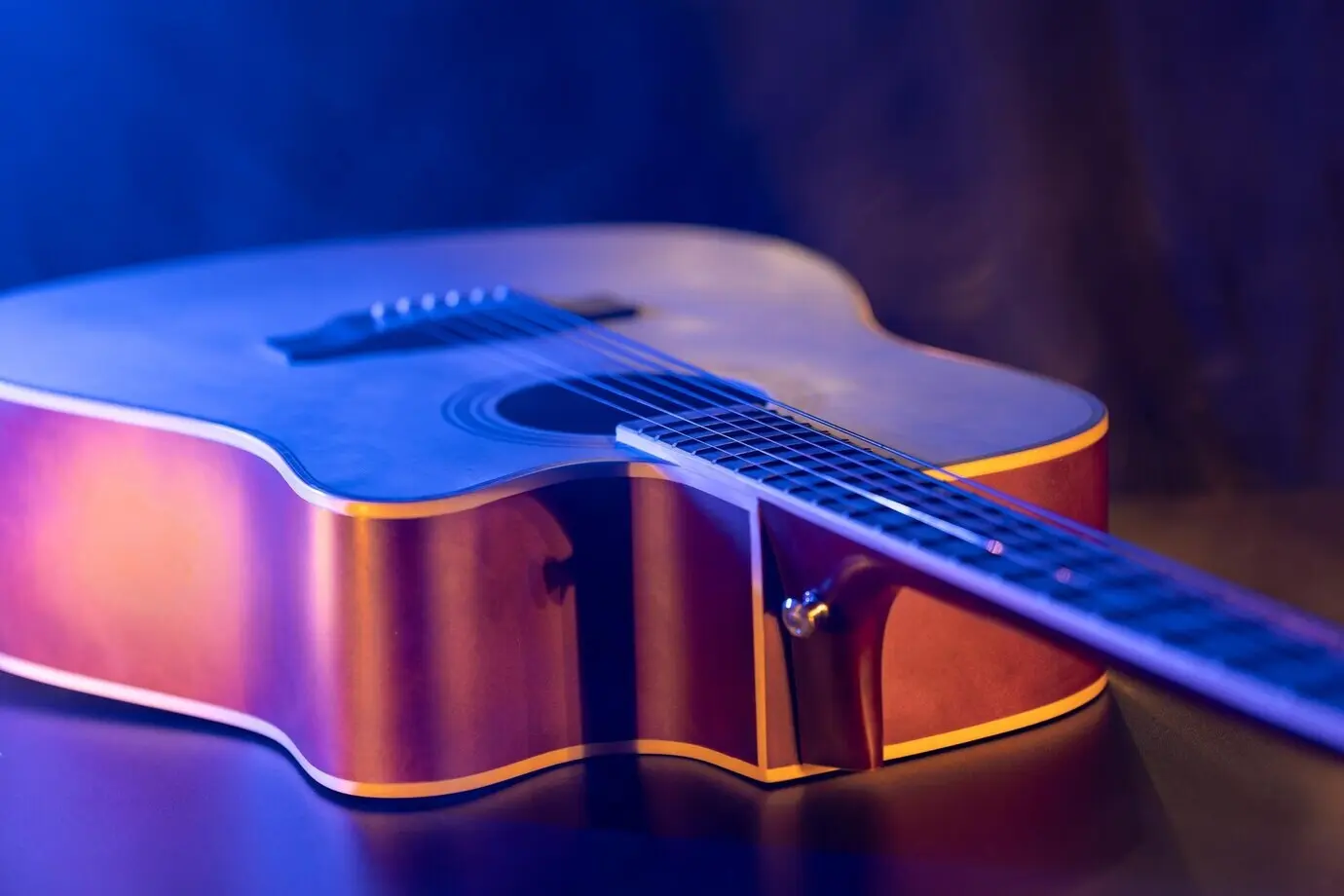 Nahaufnahme von Gitarre und Saiten mit geringer Schärfentiefe und weichem Fokus