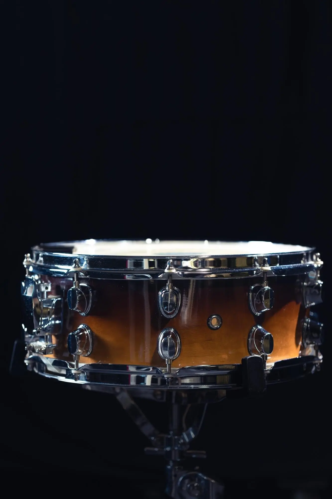 Trommel in Nahaufnahme vor schwarzem Hintergrund, mit Platz für Text.