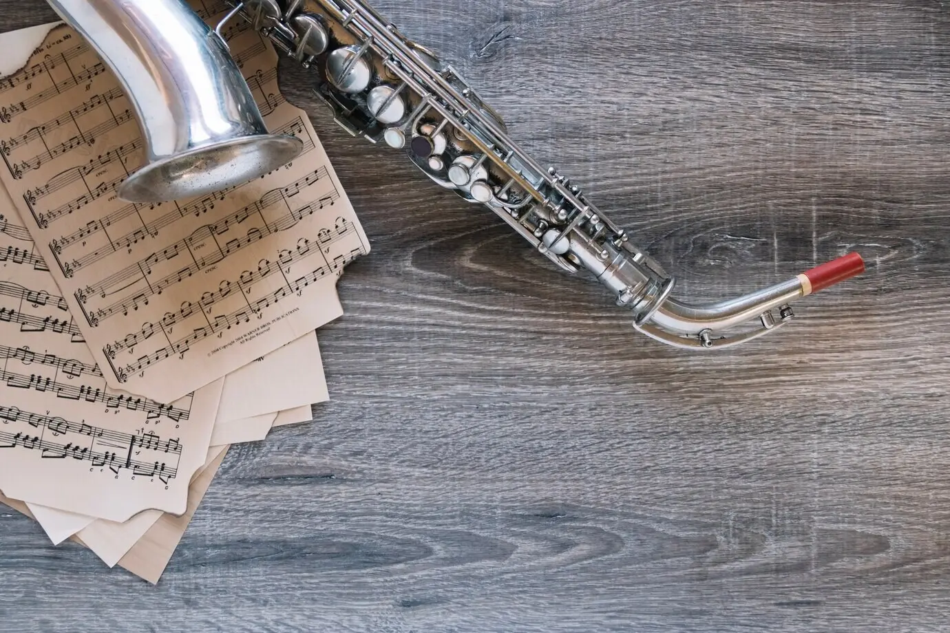 Glänzendes Saxophon auf schönem Notenblatt